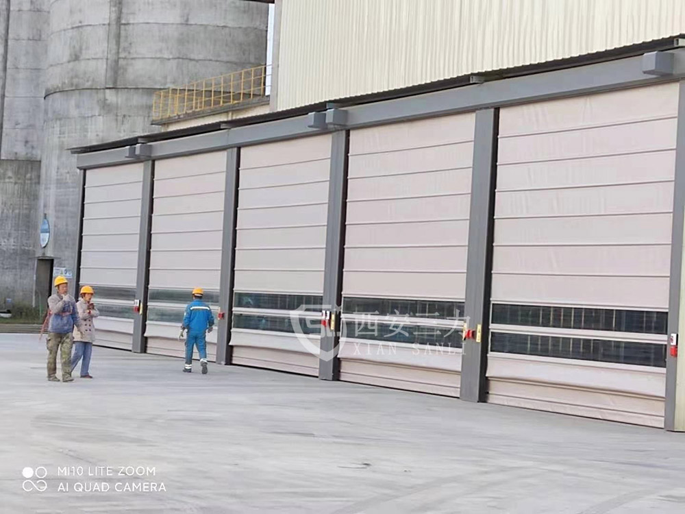 海螺水泥廠快速堆積門安裝后效果