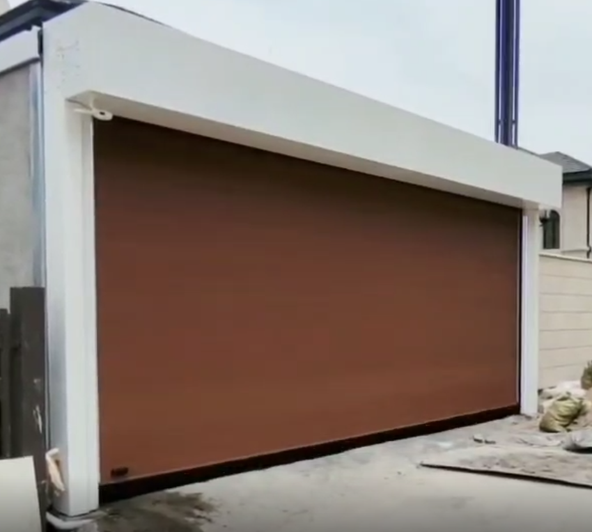 棕色別墅車庫快速門外裝安裝效果-BSM智能快