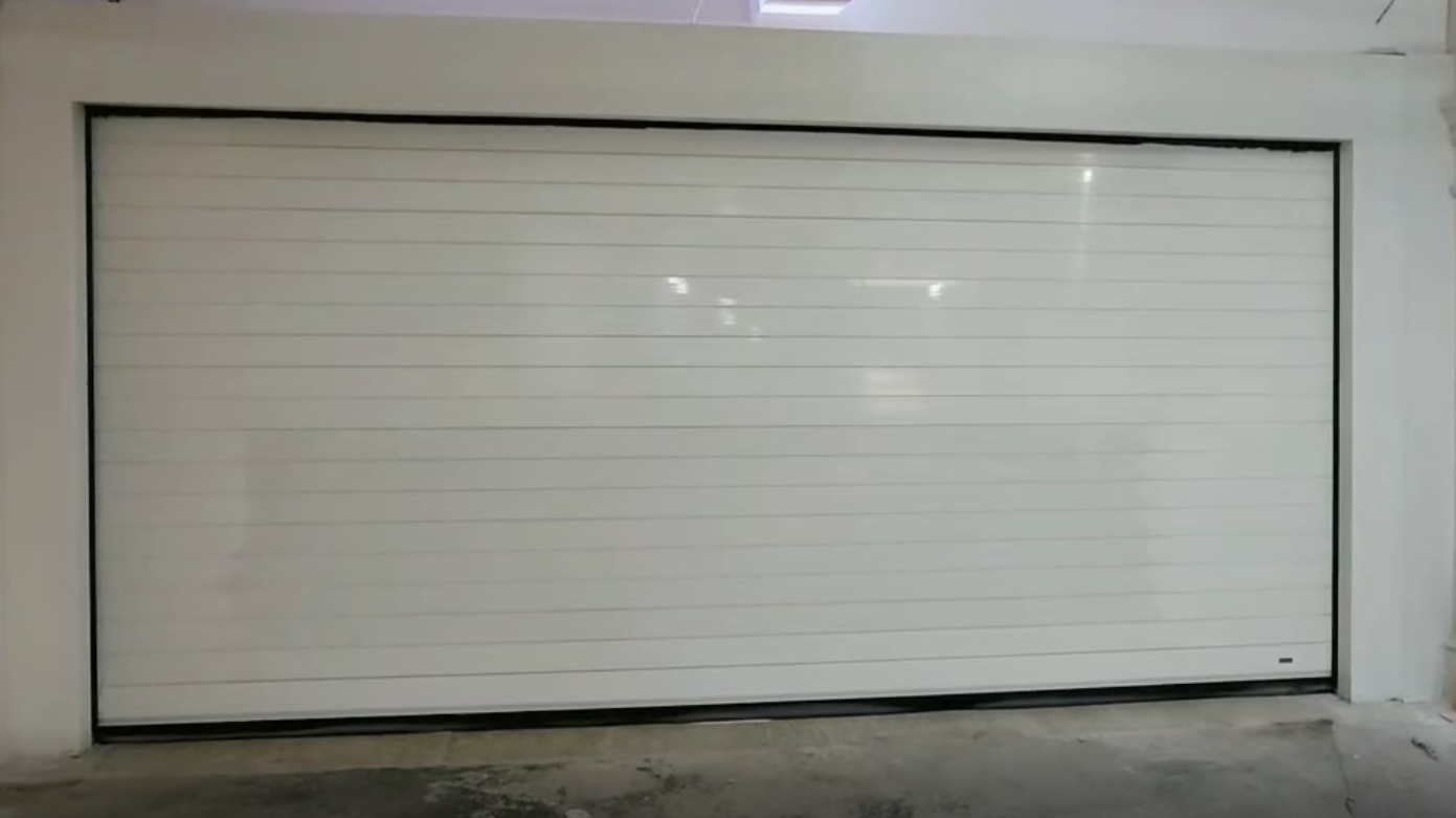 白色別墅車庫快速門外裝安裝效果-BSM智能快速車庫門