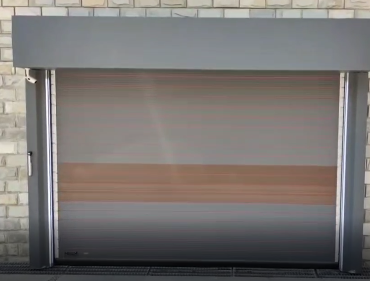 木紋色別墅車庫快速門外裝安裝效果-BSM智能快速車庫